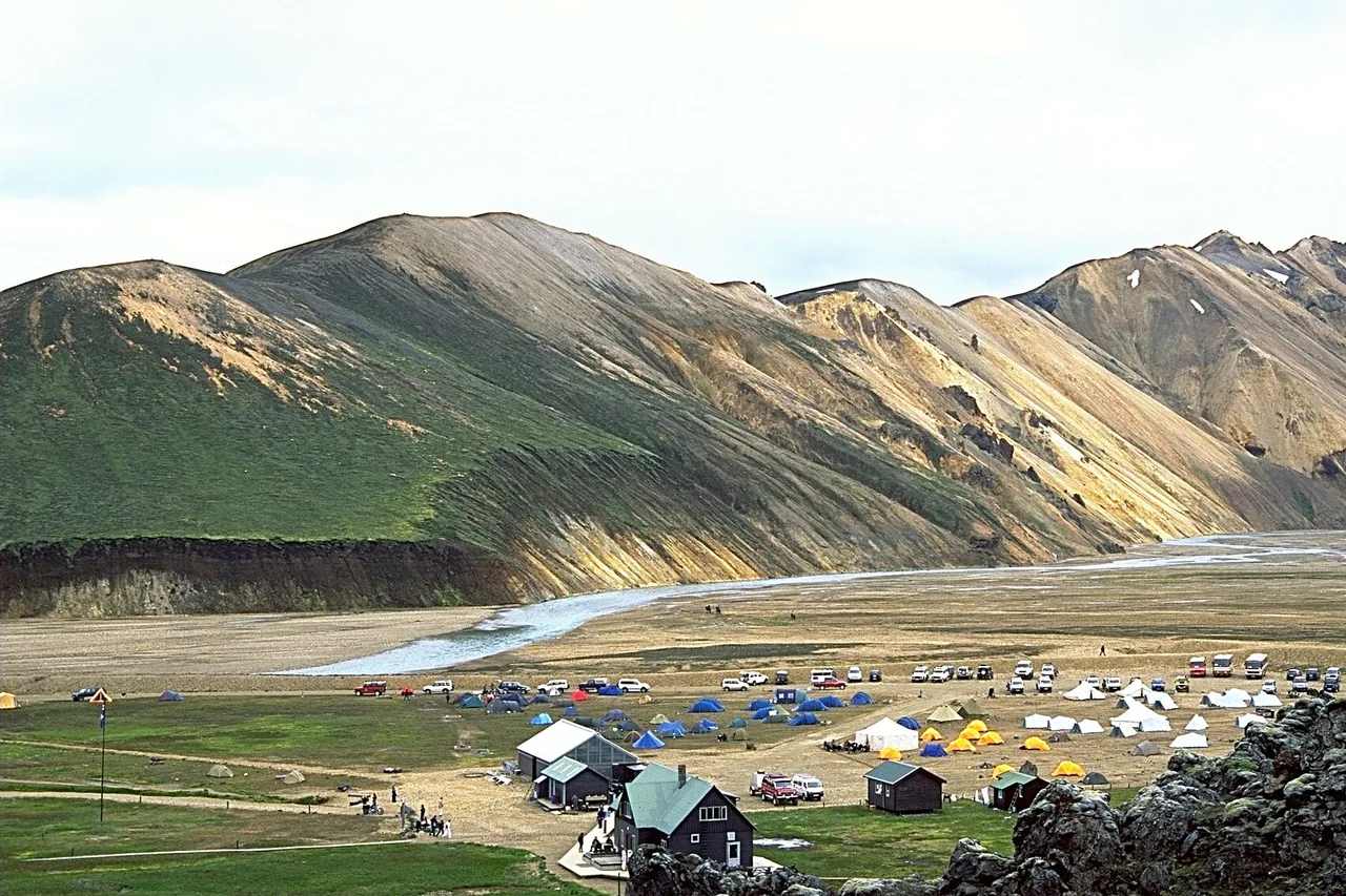 Zelt- und Fahrzeuglager unterhalb der Rhyolithberge von Landmannalaugar