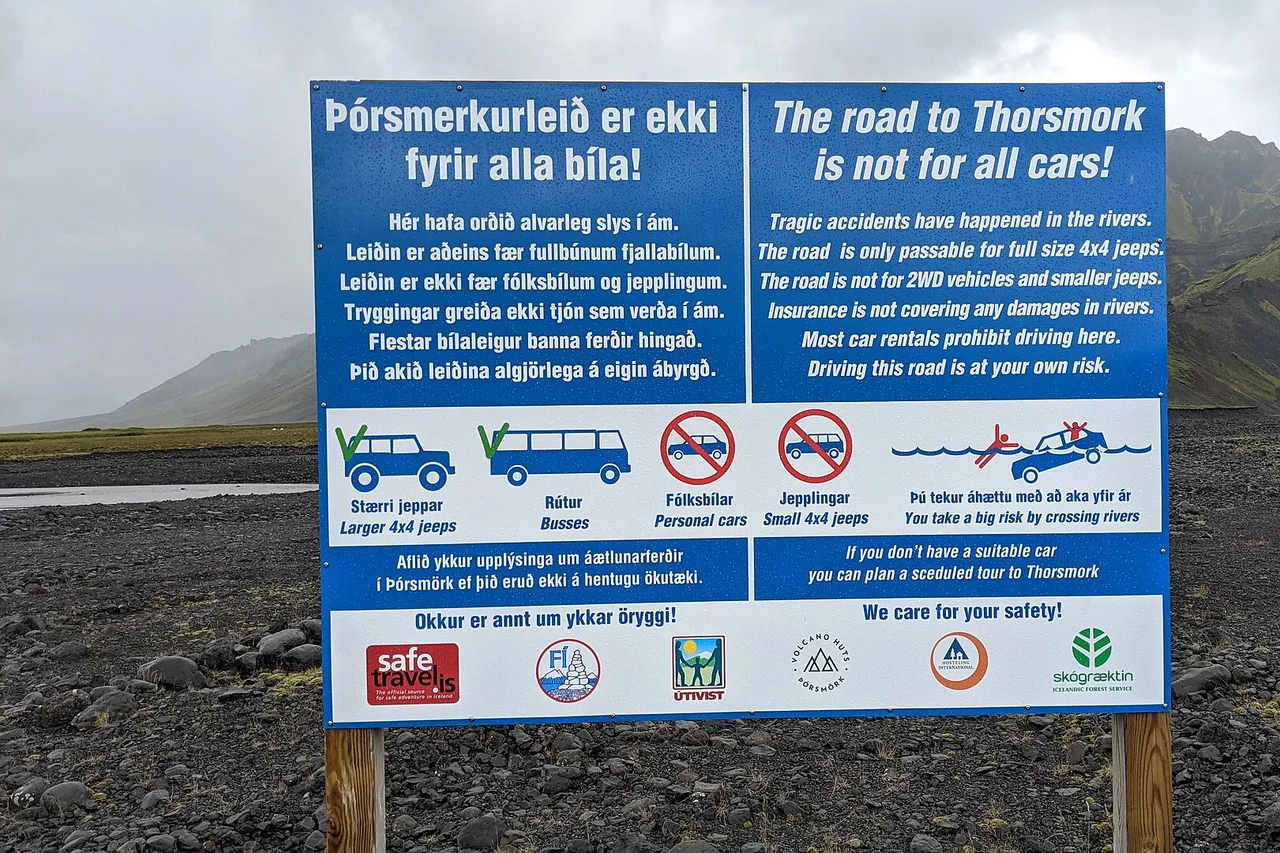 Isländisches Warnschild mit dem Hinweis, dass die Straße nach Þórsmörk nicht für alle Autos ist
