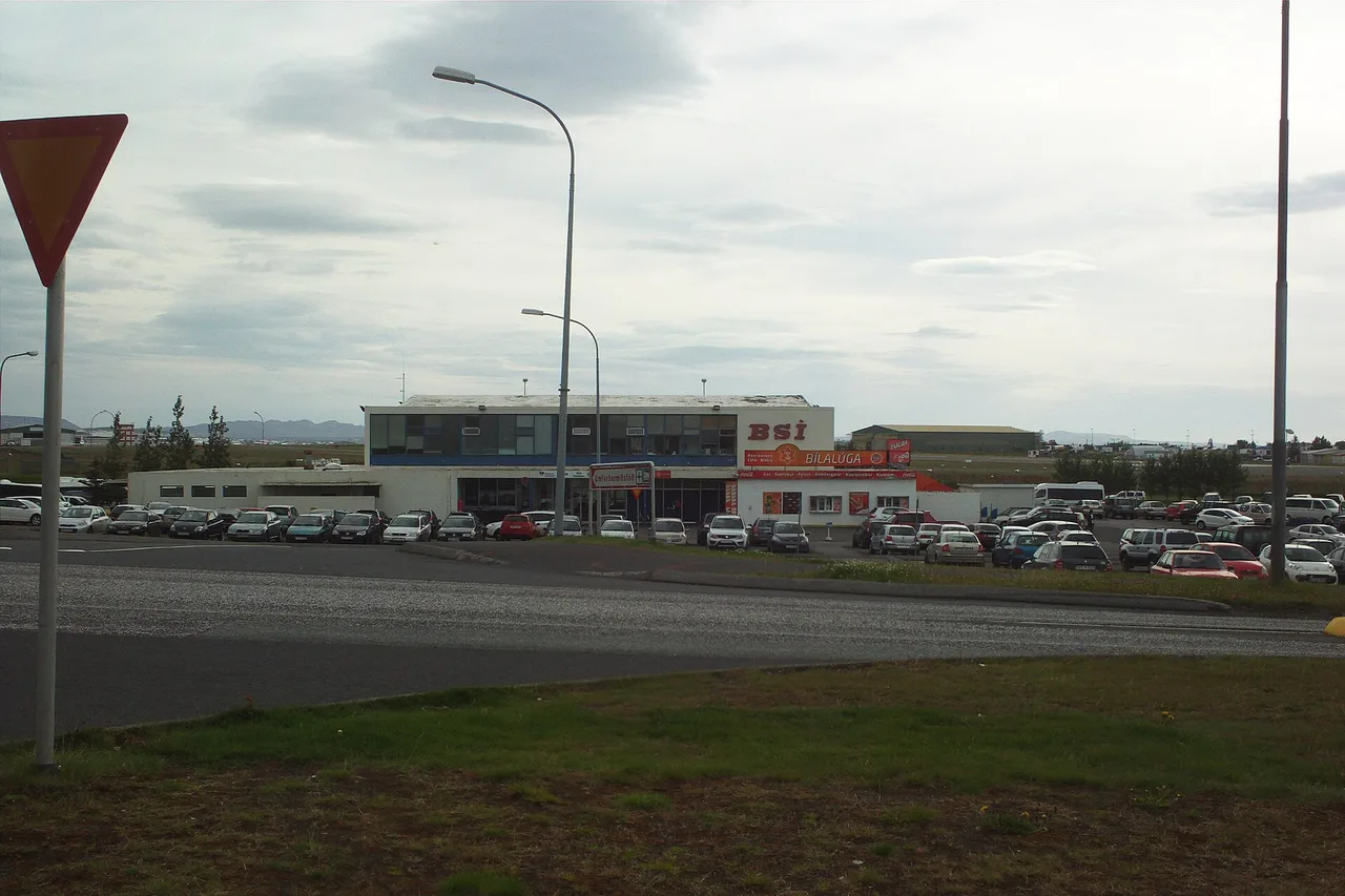 Le bâtiment du terminal de bus BSÍ à Reykjavik, enseigne rouge BSÍ et parking devant la façade