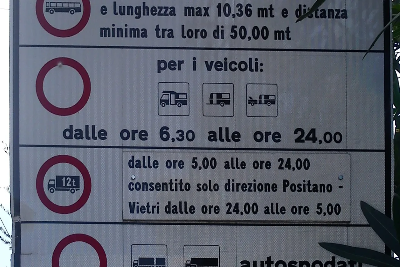 A traffic restriction sign on the Amalfi coast road