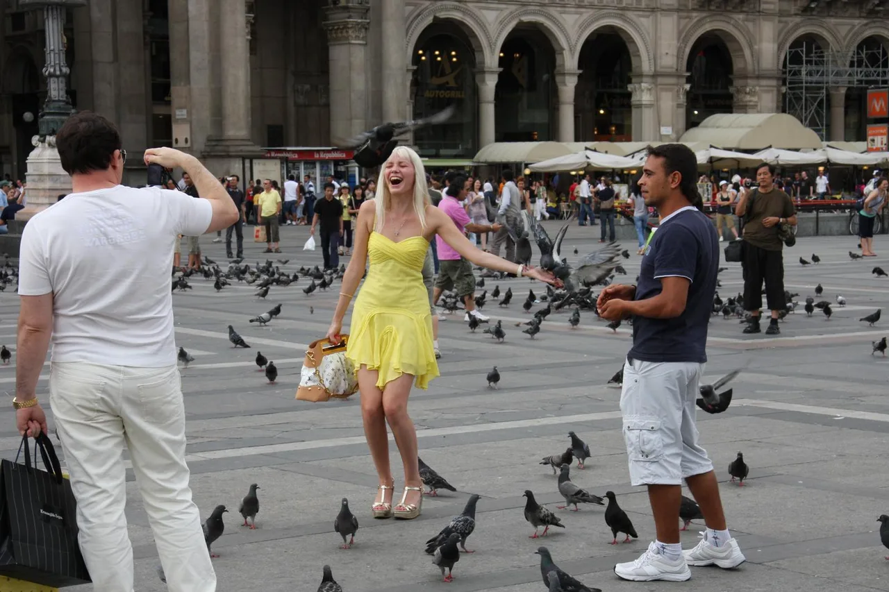 Besucher auf der Piazza del Duomo in Mailand vor der Fassade des Doms