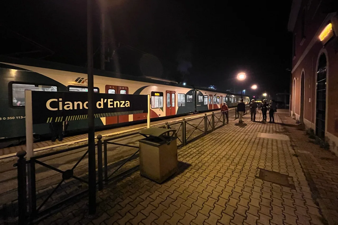 Ein Regionalzug von Trenitalia am Bahnsteig, Abfahrt nach Reggio Emilia