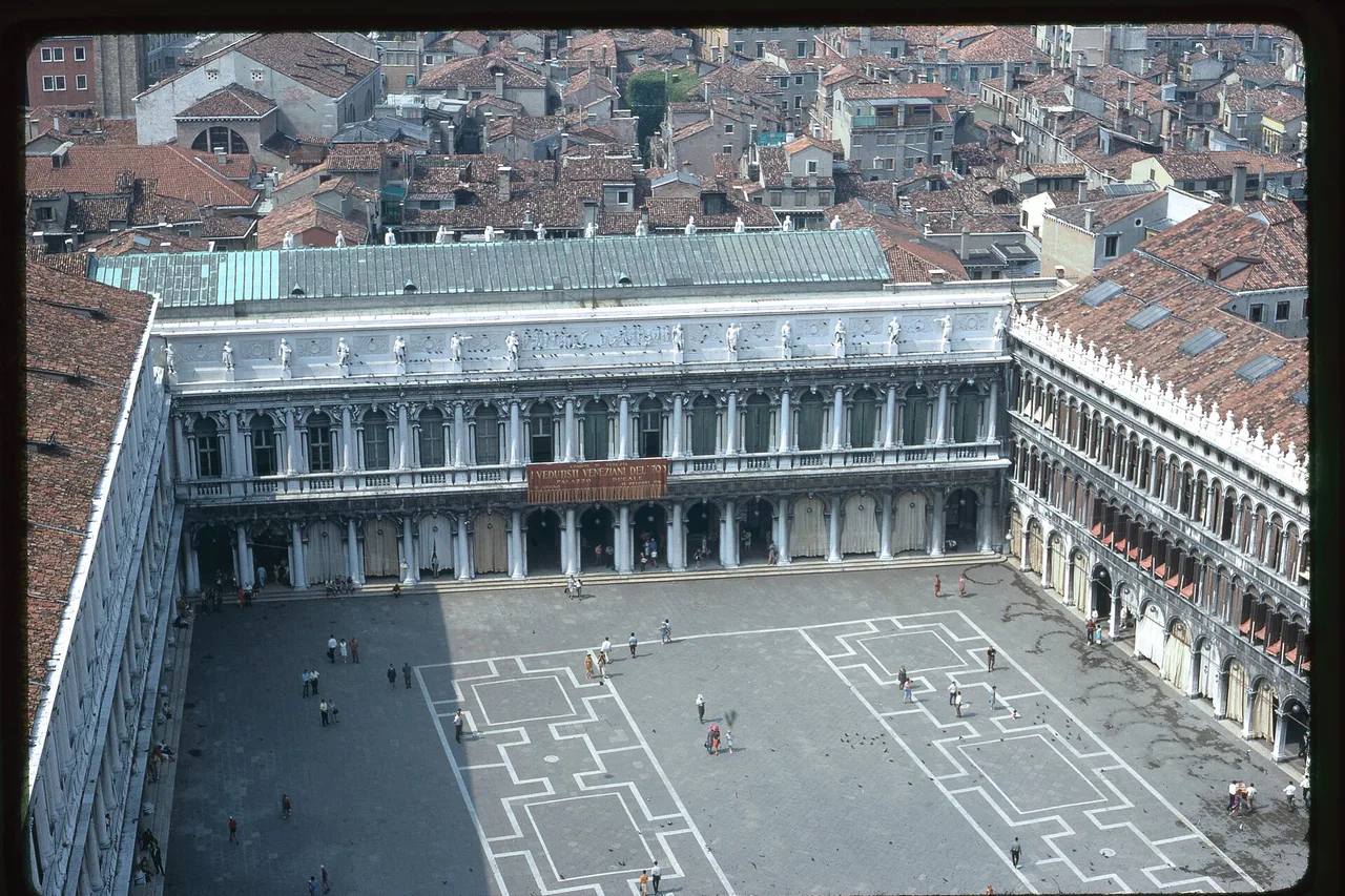 Luftaufnahme des Markusplatzes in Venedig mit seinem Campanile