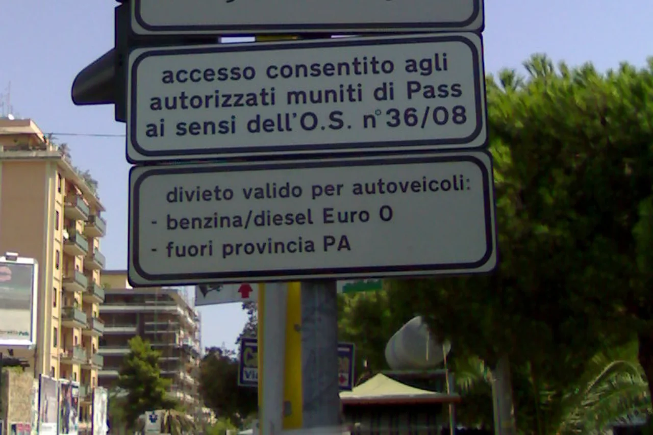 Ein Schild der beschränkten Verkehrszone (ZTL) am Eingang einer italienischen Innenstadt