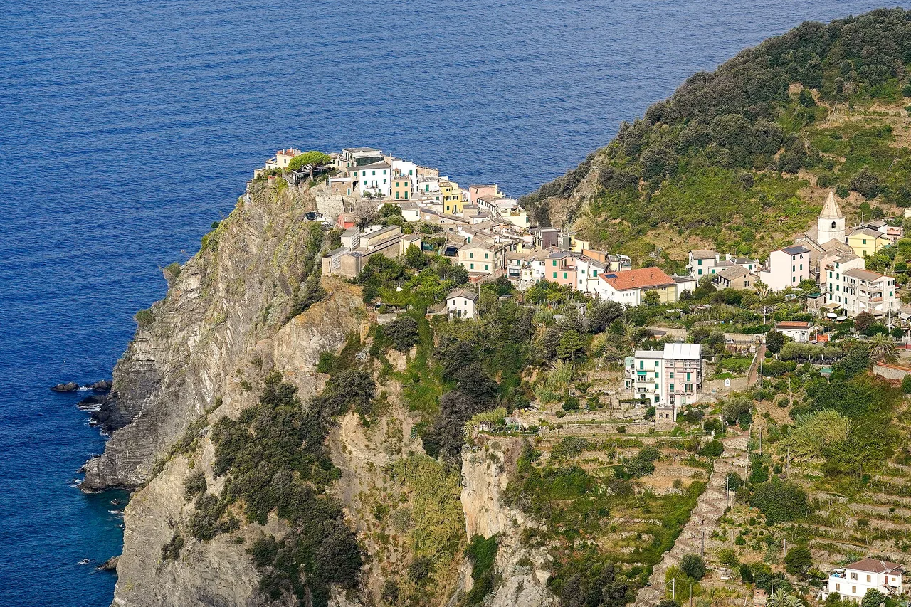 Corniglia vue d’en haut, perchée sur son promontoire au-dessus des terrasses