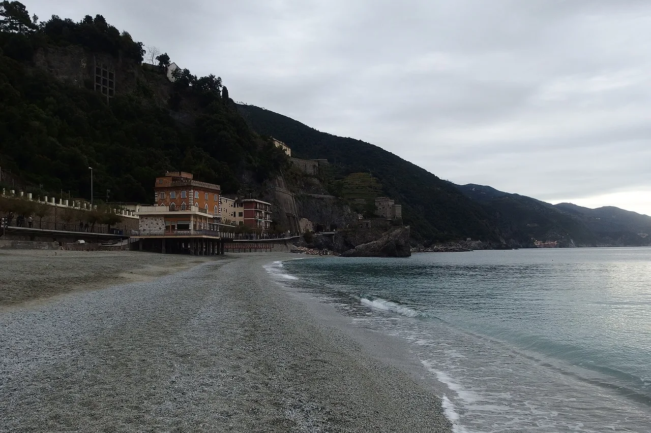 La plage de Monterosso al Mare et ses parasols alignés au bord de l’eau