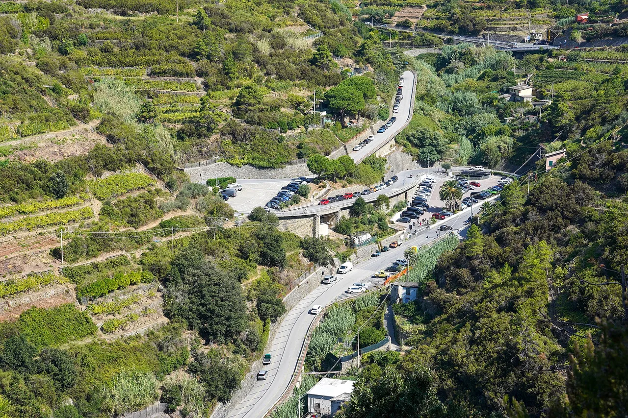 Un parking en hauteur au-dessus de Manarola, sur la route en lacets qui domine le village
