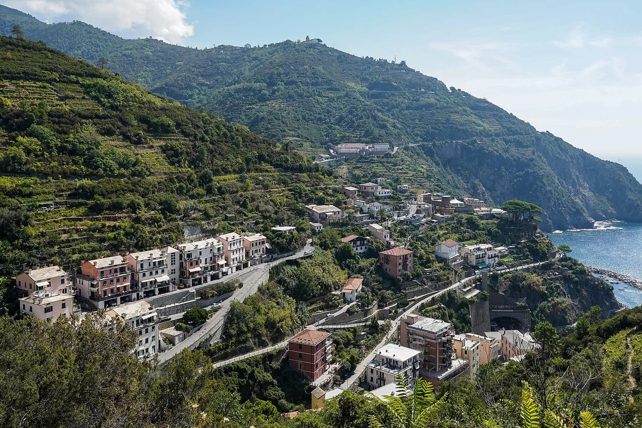 Riomaggiore vu du nord-ouest, ses maisons étagées descendant vers la mer