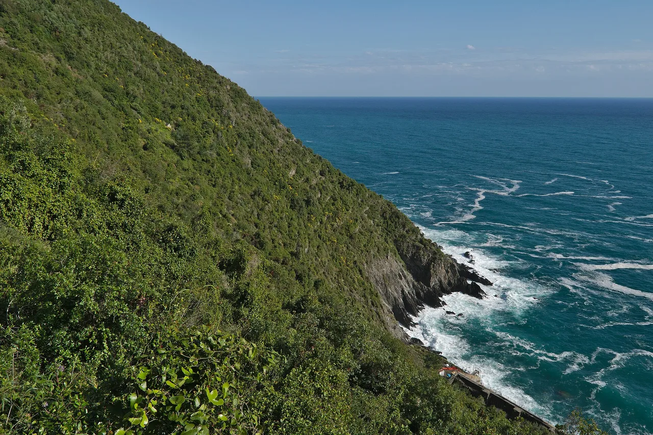Le Sentiero Azzurro près de Vernazza, chemin étroit taillé au-dessus de la mer