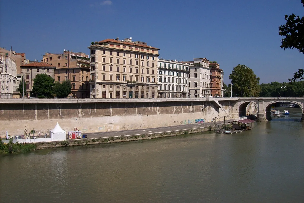 Le Lungotevere Prati et le pont Cavour à Rome, vus depuis la rive du Tibre
