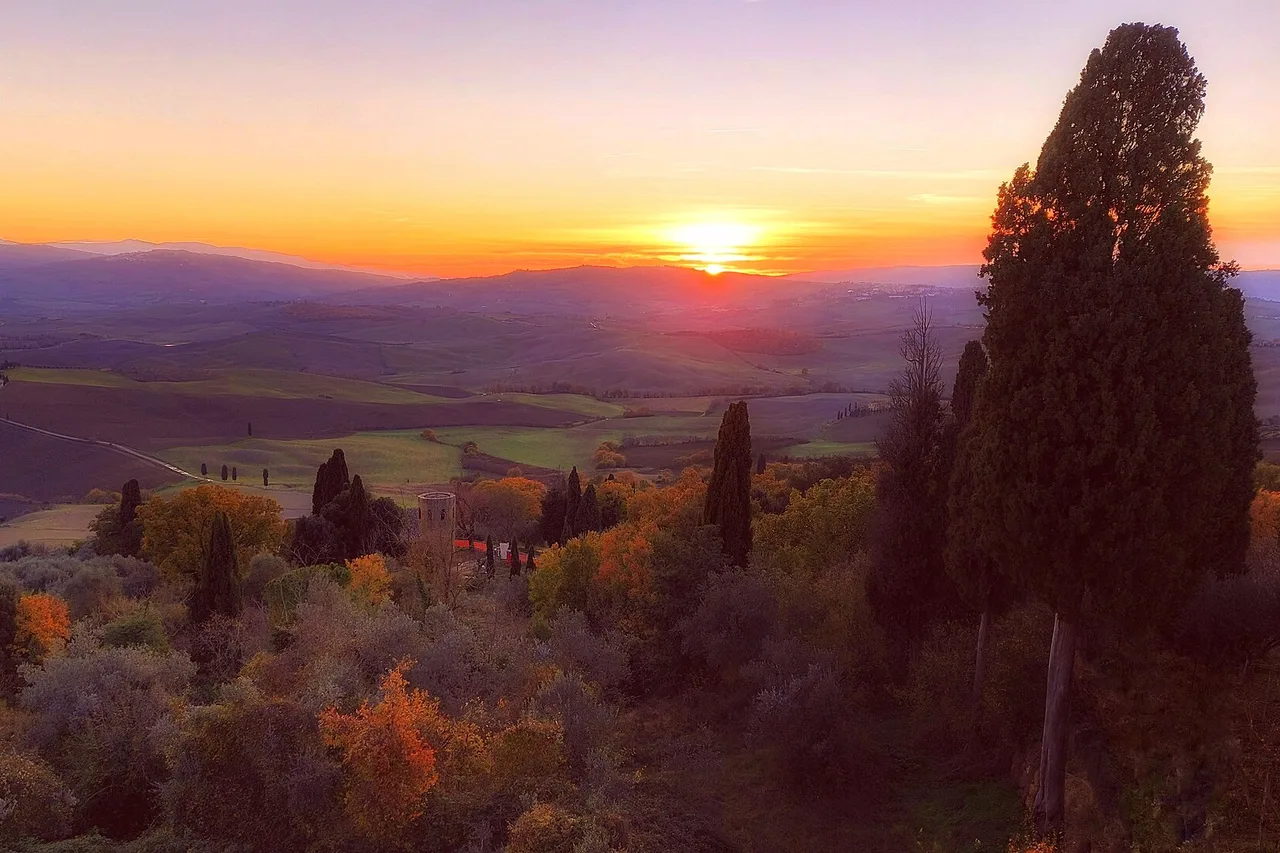Il tramonto sulle colline della Val d’Orcia visto da Pienza