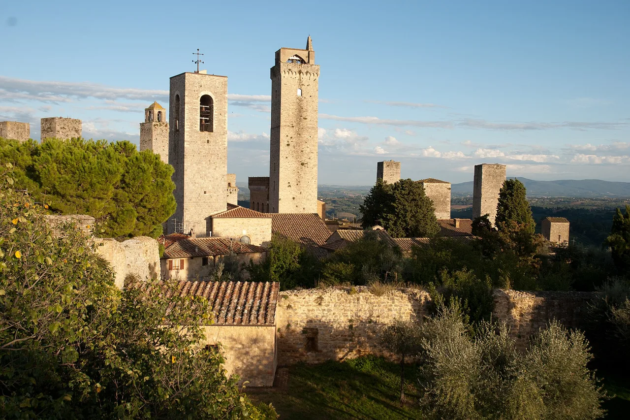Il profilo di San Gimignano e le sue torri medievali sopra la campagna