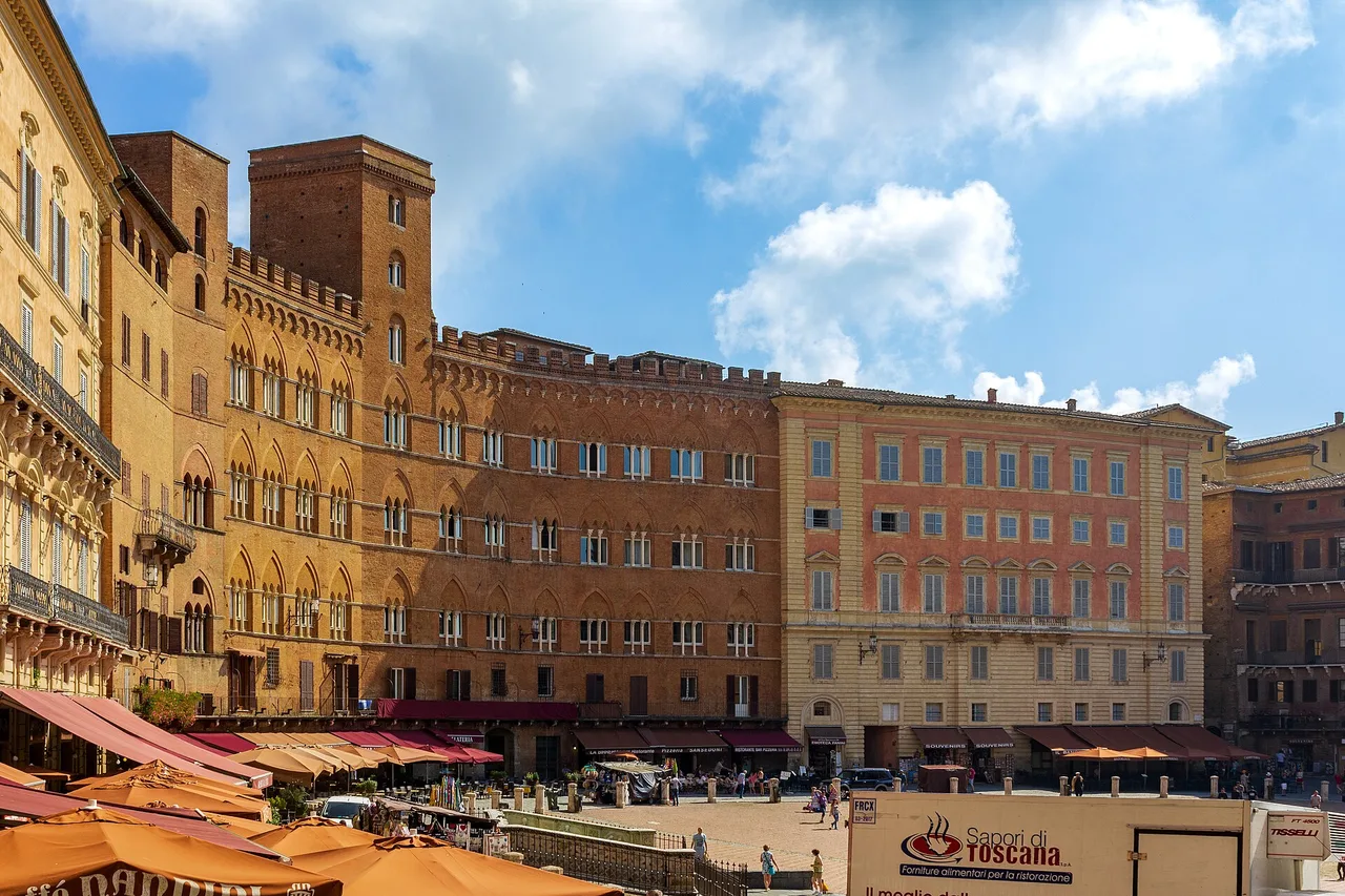 Piazza del Campo a Siena, la piazza a ventaglio e la Torre del Mangia