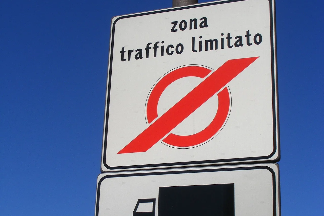 Un cartello stradale italiano «Zona Traffico Limitato» all’ingresso di un’area a circolazione riservata