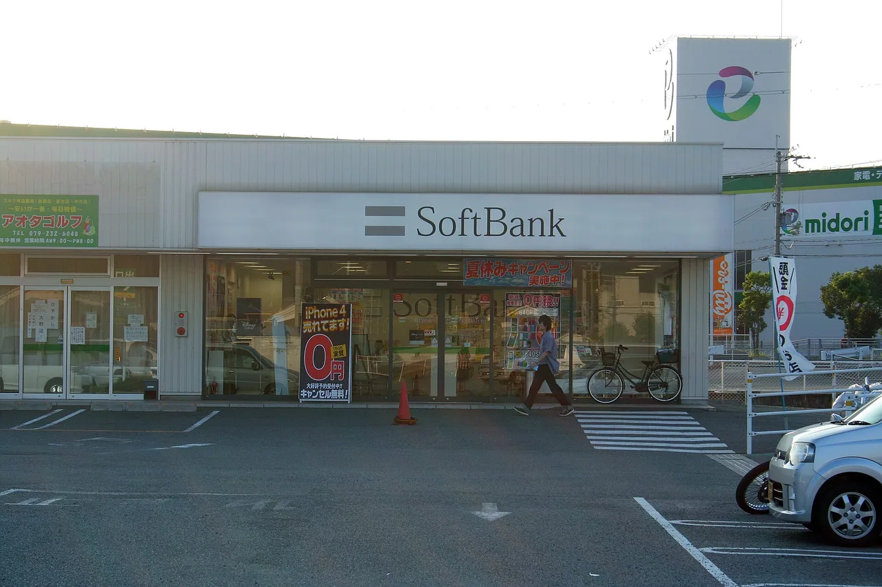 Boutique SoftBank au Japon, enseigne au-dessus de l’entrée, un passant et un vélo devant la vitrine