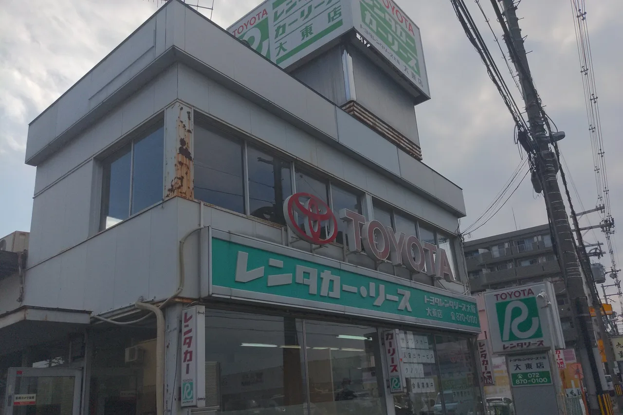 Una sede di noleggio Toyota a Daito, vicino a Osaka, con un’insegna verde in giapponese sopra l’ingresso