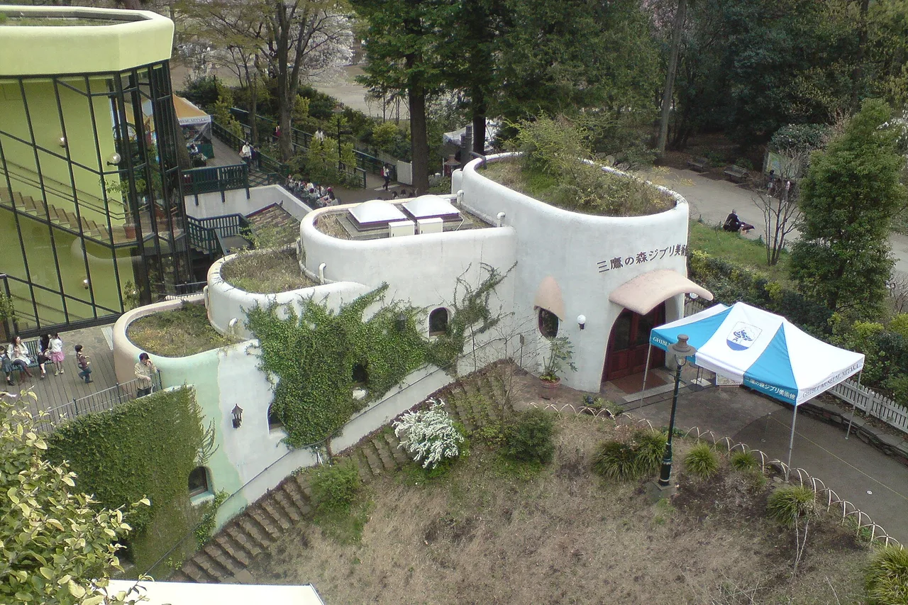 Le musée Ghibli de Mitaka vu d’en haut : bâtiments ronds et blancs aux toits végétalisés parmi les arbres