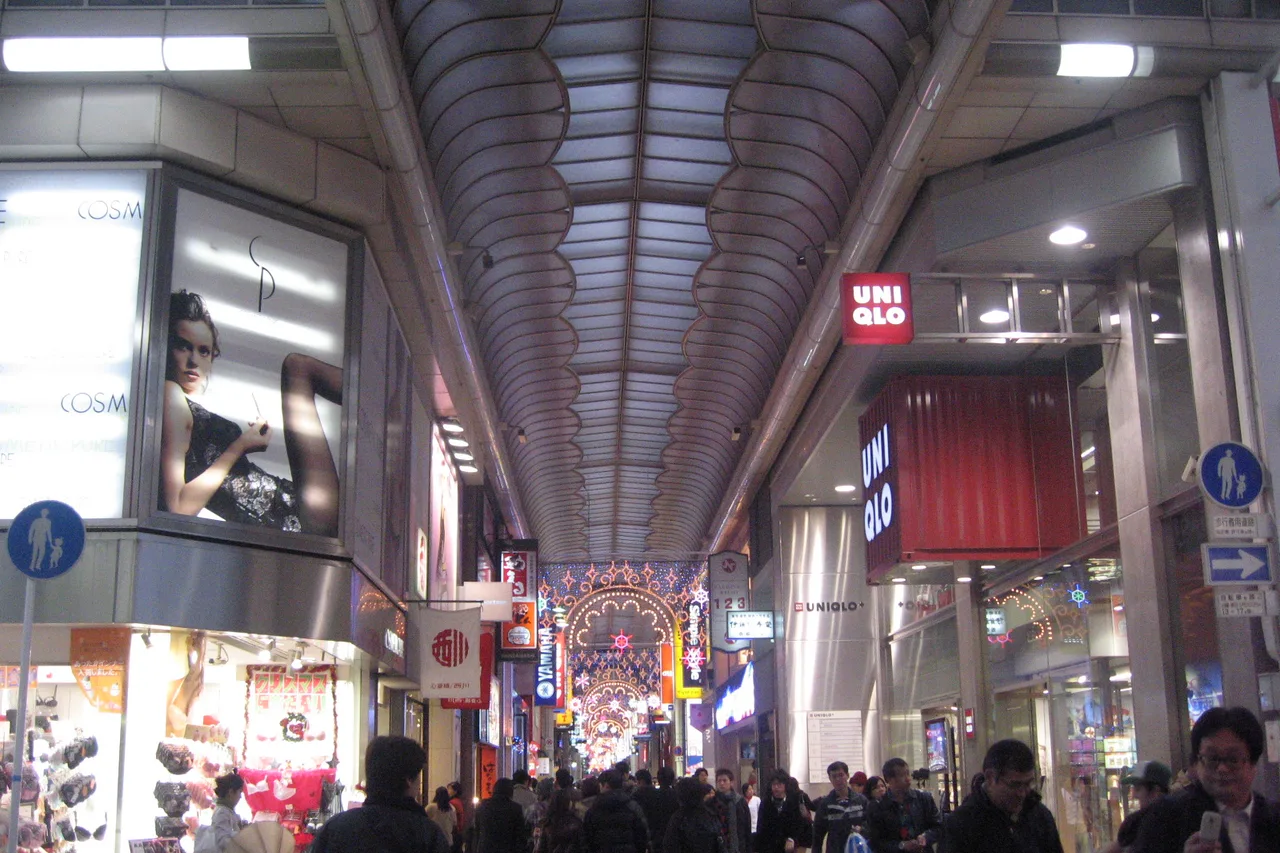La galleria commerciale coperta di Shinsaibashi a Osaka, insegne e passanti