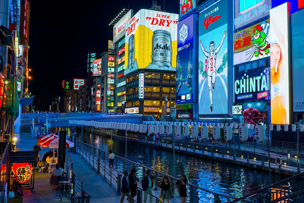 Il canale di Dōtonbori a Osaka di notte, insegne luminose riflesse nell’acqua