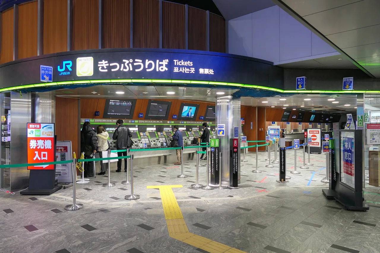 Biglietteria JR con viaggiatori in fila nella stazione di Hakata