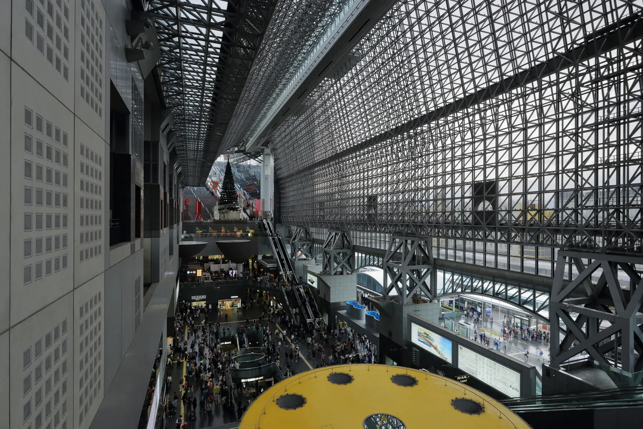 Ampia copertura in acciaio e vetro e scale mobili nell’atrio della stazione di Kyoto