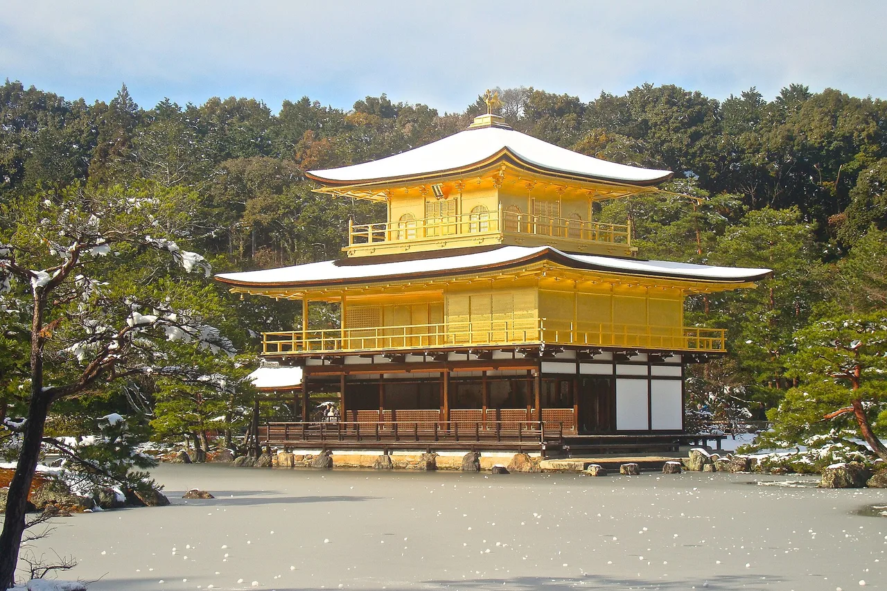 El Pabellón Dorado de Kioto bajo la nieve, tejados blancos y estanque helado