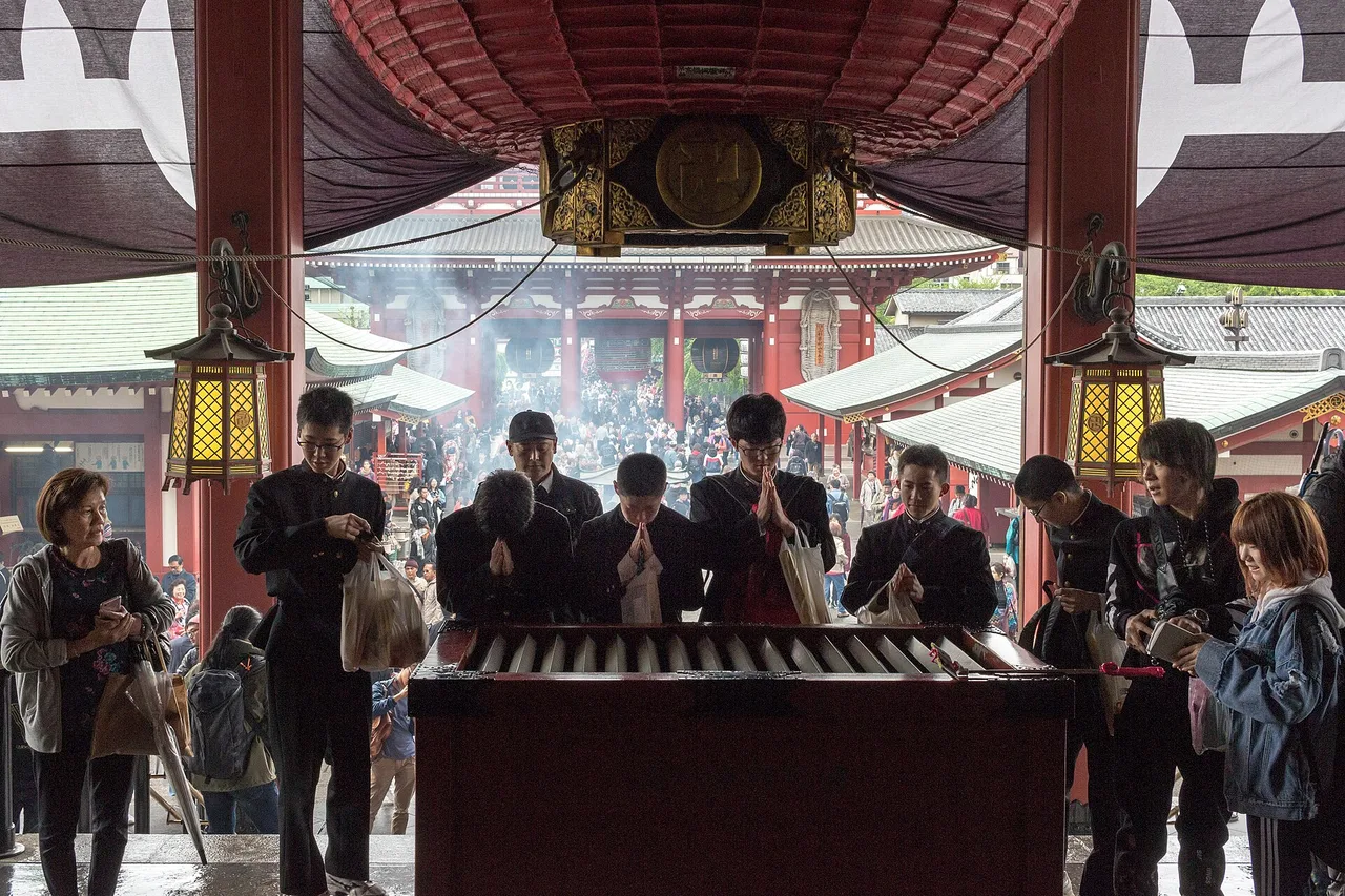 Fidèles autour du brûle-encens devant le temple Senso-ji à Asakusa, Tokyo