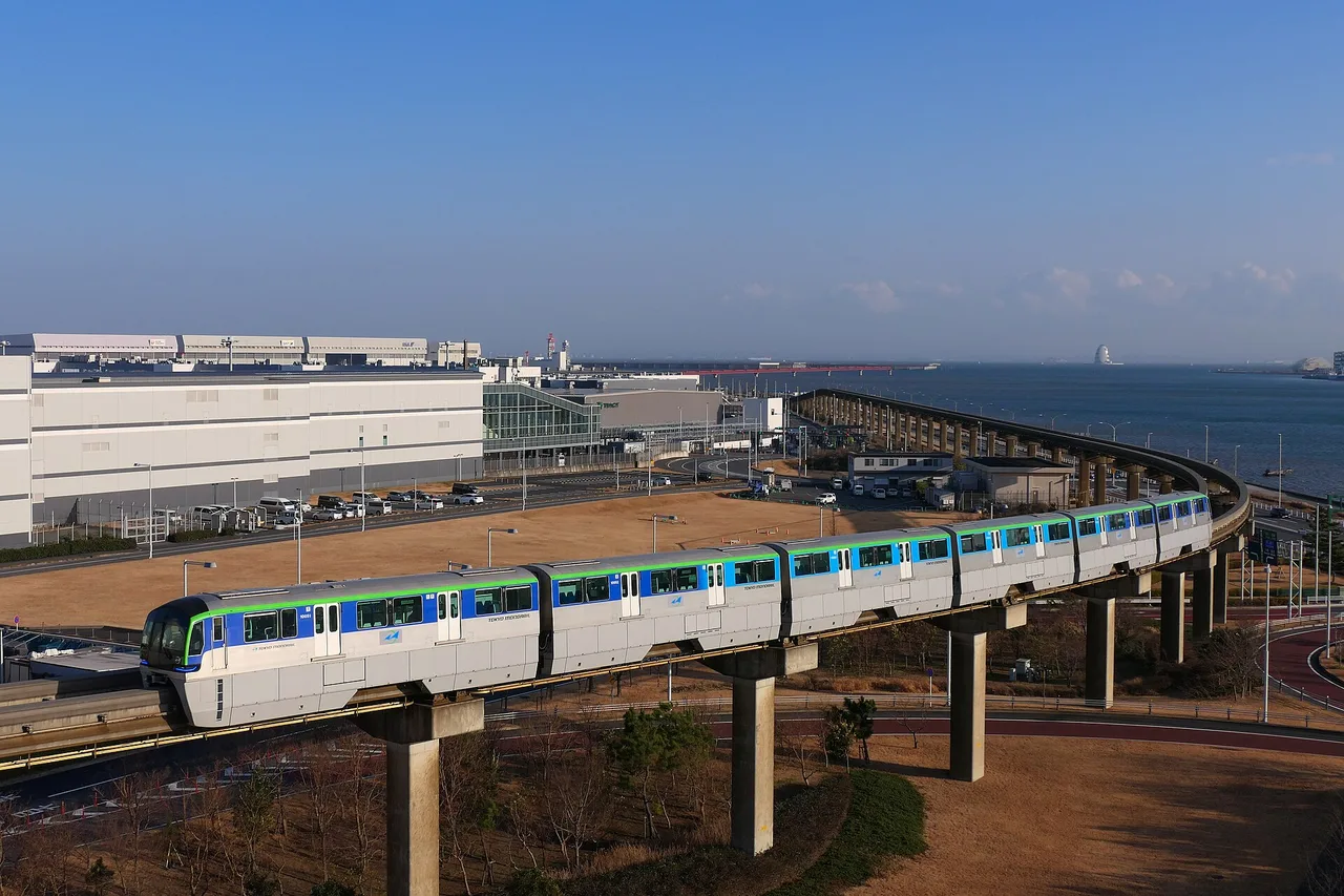 Rame du monorail de Tokyo longeant la baie près de l’aéroport de Haneda
