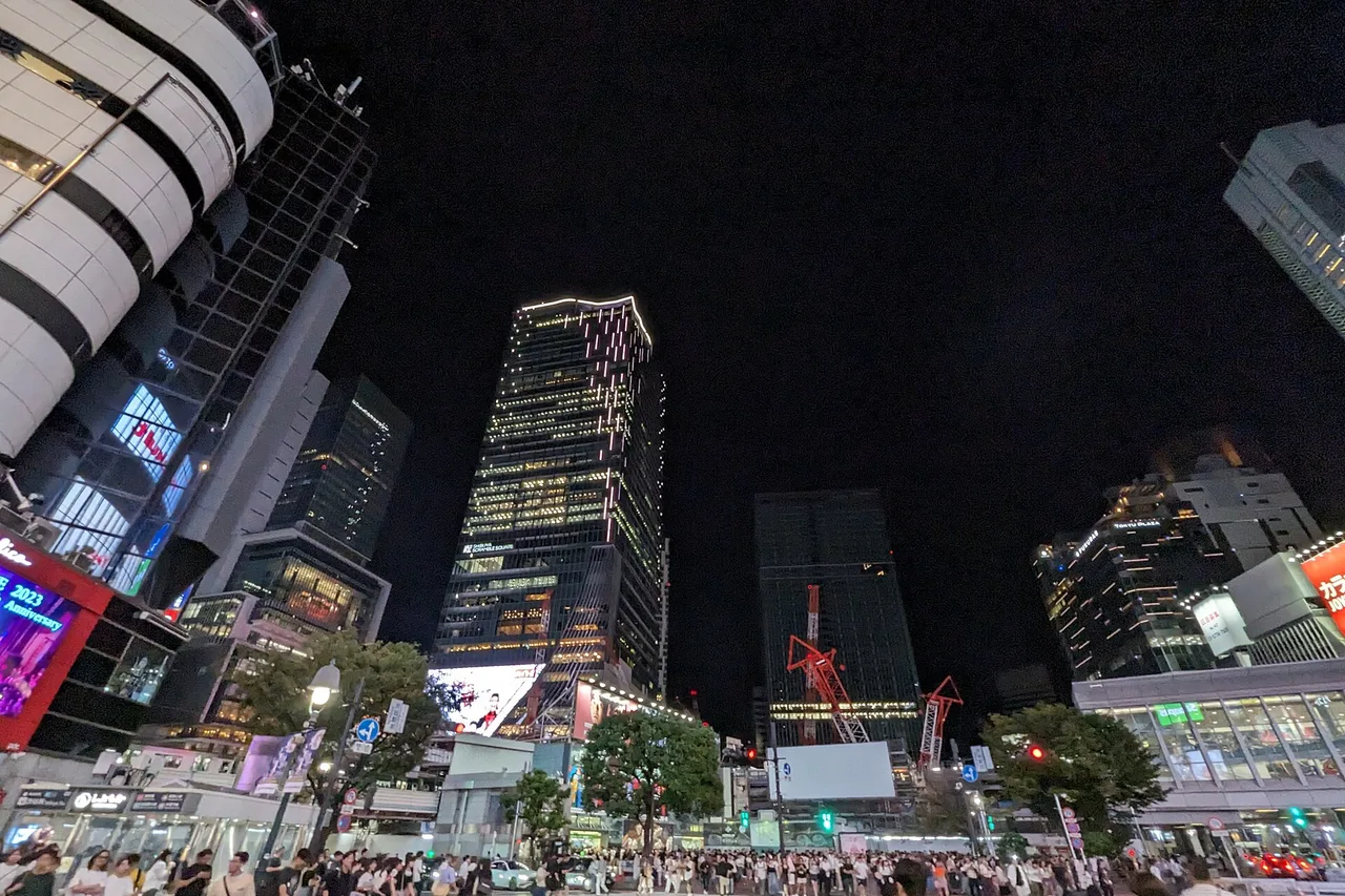 Le carrefour de Shibuya vu d’en haut, piétons et écrans lumineux, Tokyo
