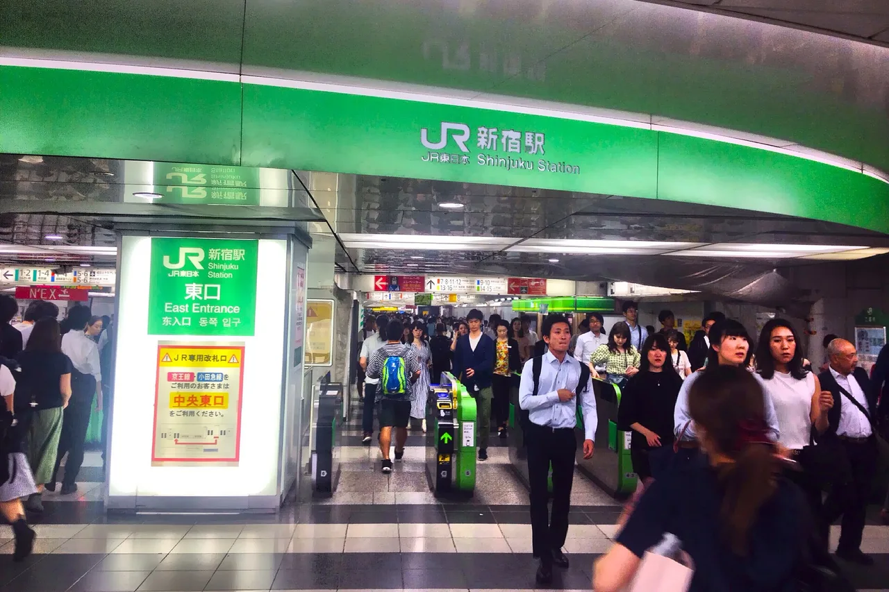 Foule aux portiques de la sortie est de la gare JR de Shinjuku, Tokyo