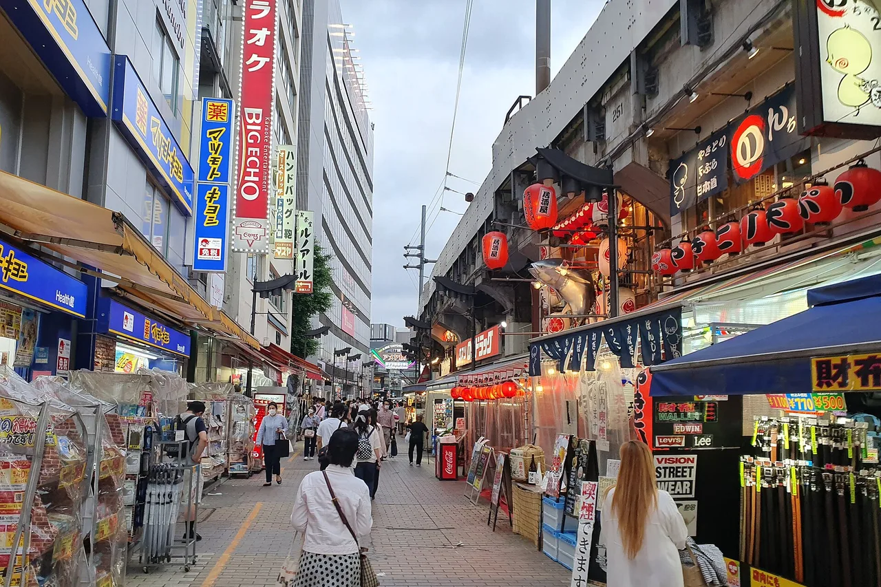 La rue marchande d’Ameyoko à Ueno, étals et enseignes, Tokyo
