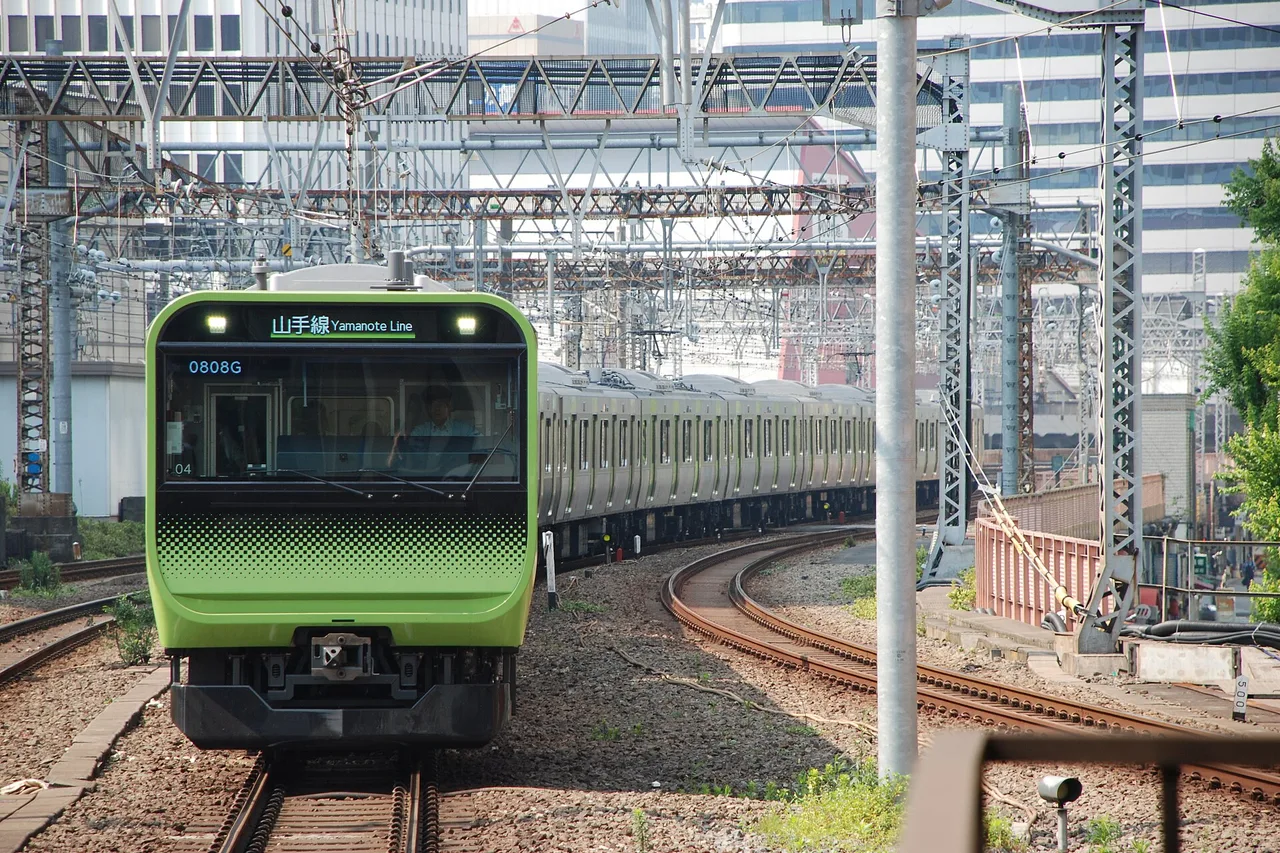 Rame verte de la ligne Yamanote à quai en gare de Tokyo