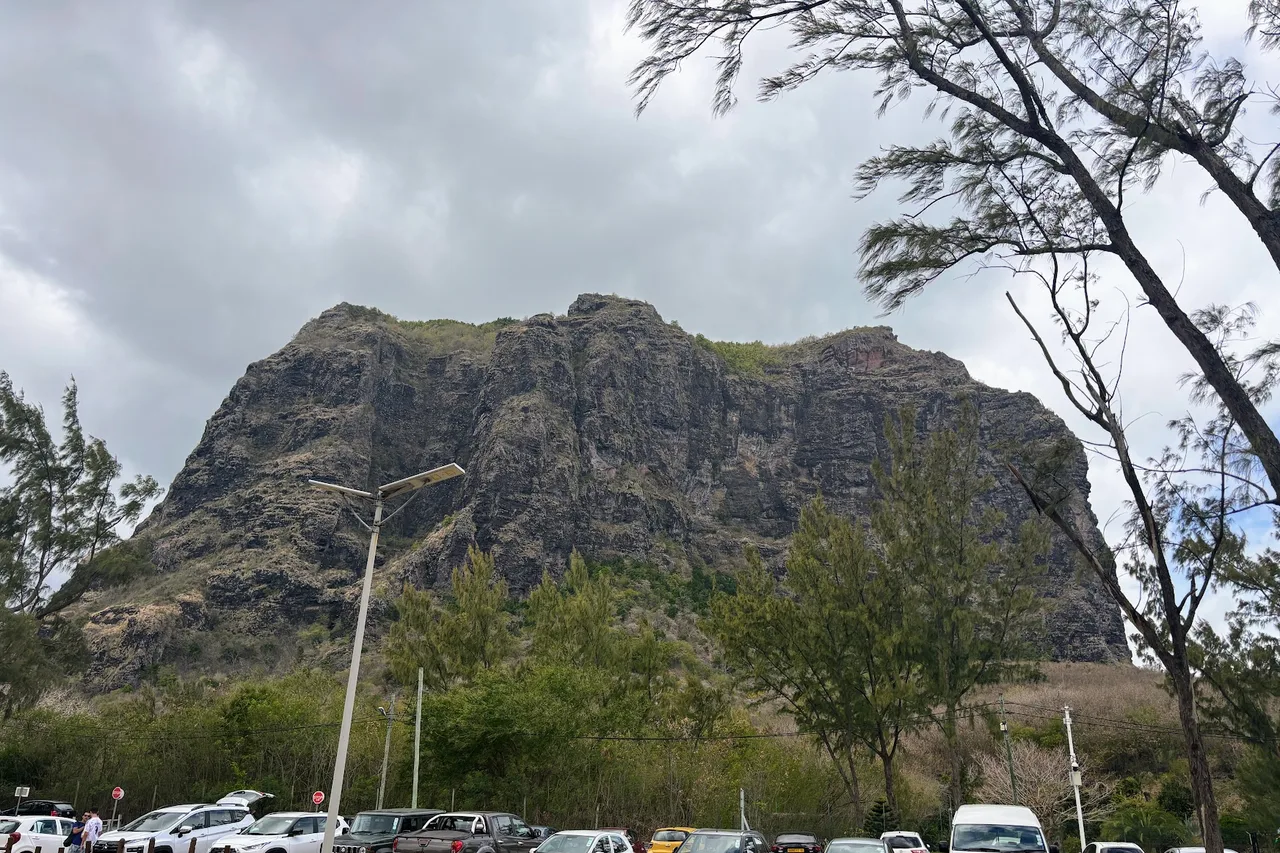 Die senkrechte Felswand des Le Morne Brabant, gesehen vom Fuß des Wanderwegs, Mauritius