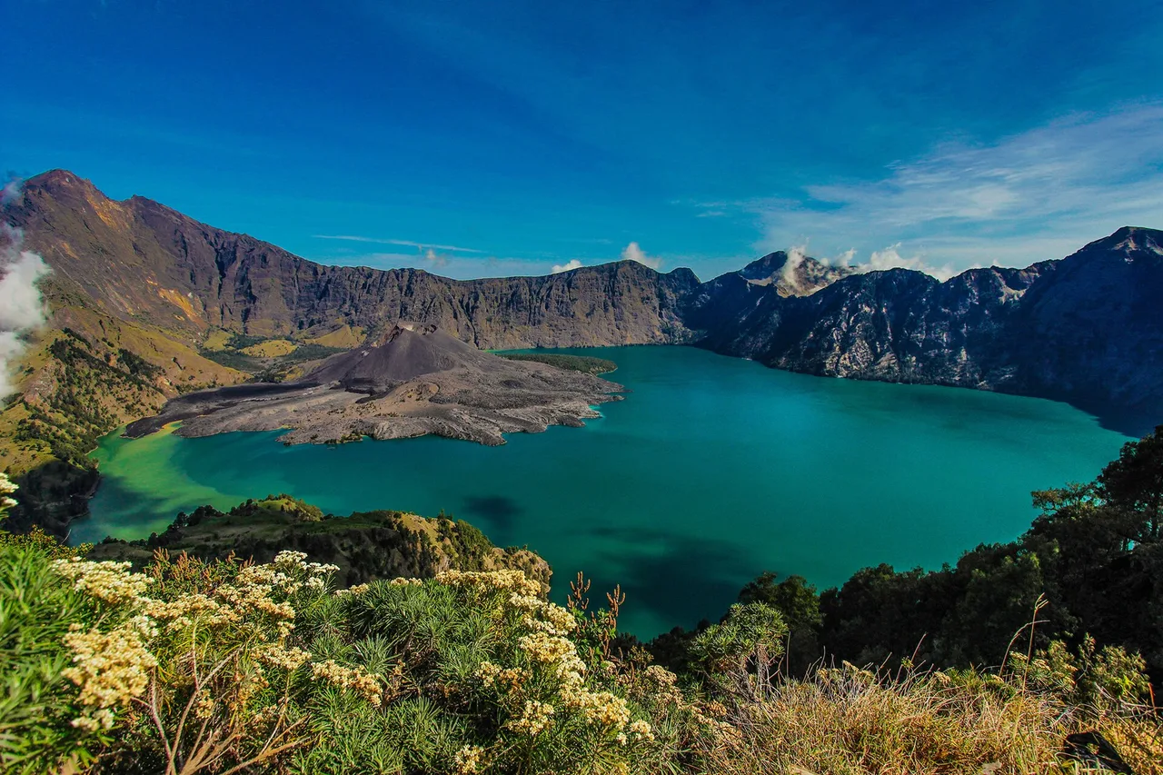 Der Kratersee Segara Anak und der Kegel des Gunung Barujari in der Rinjani-Caldera, Lombok