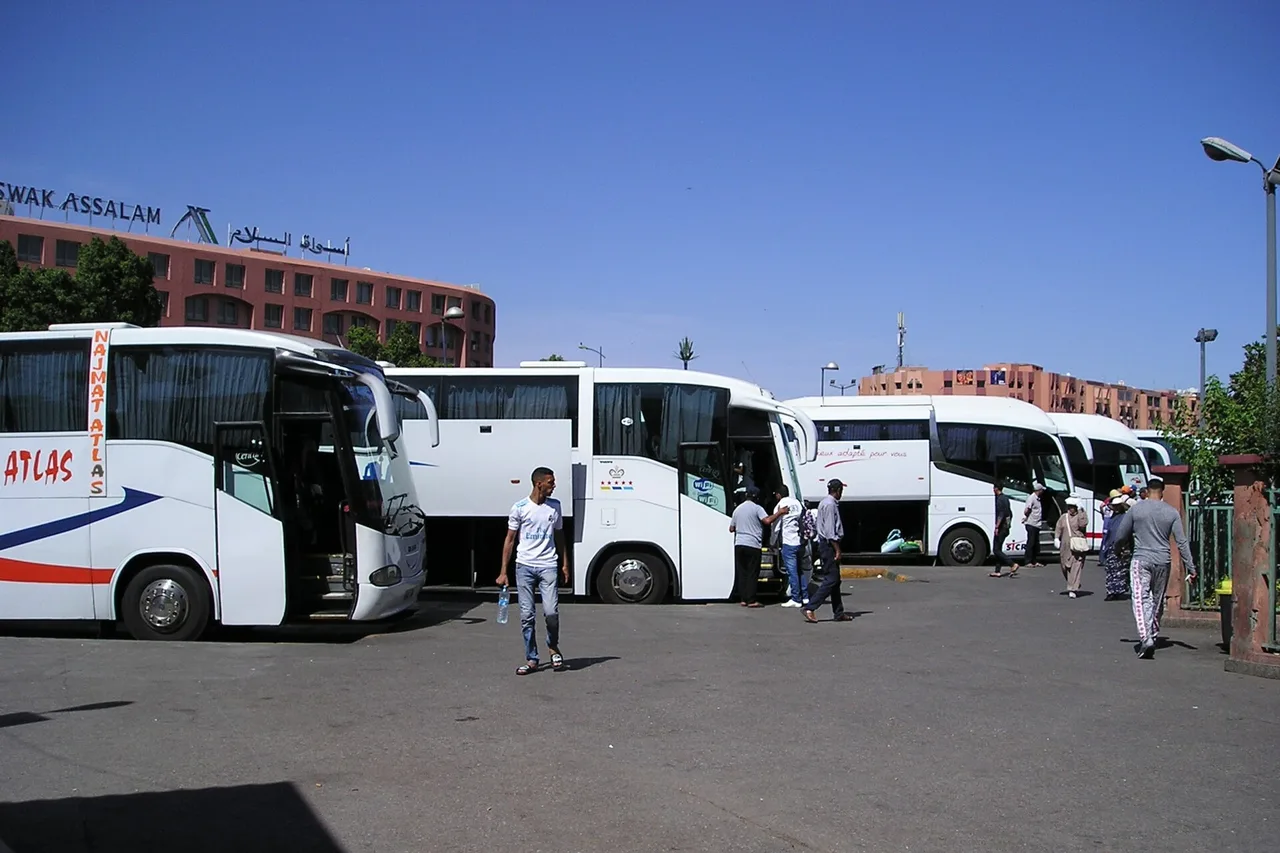 Une rangée d’autocars et de minibus à la gare routière de Bab Doukkala, à Marrakech