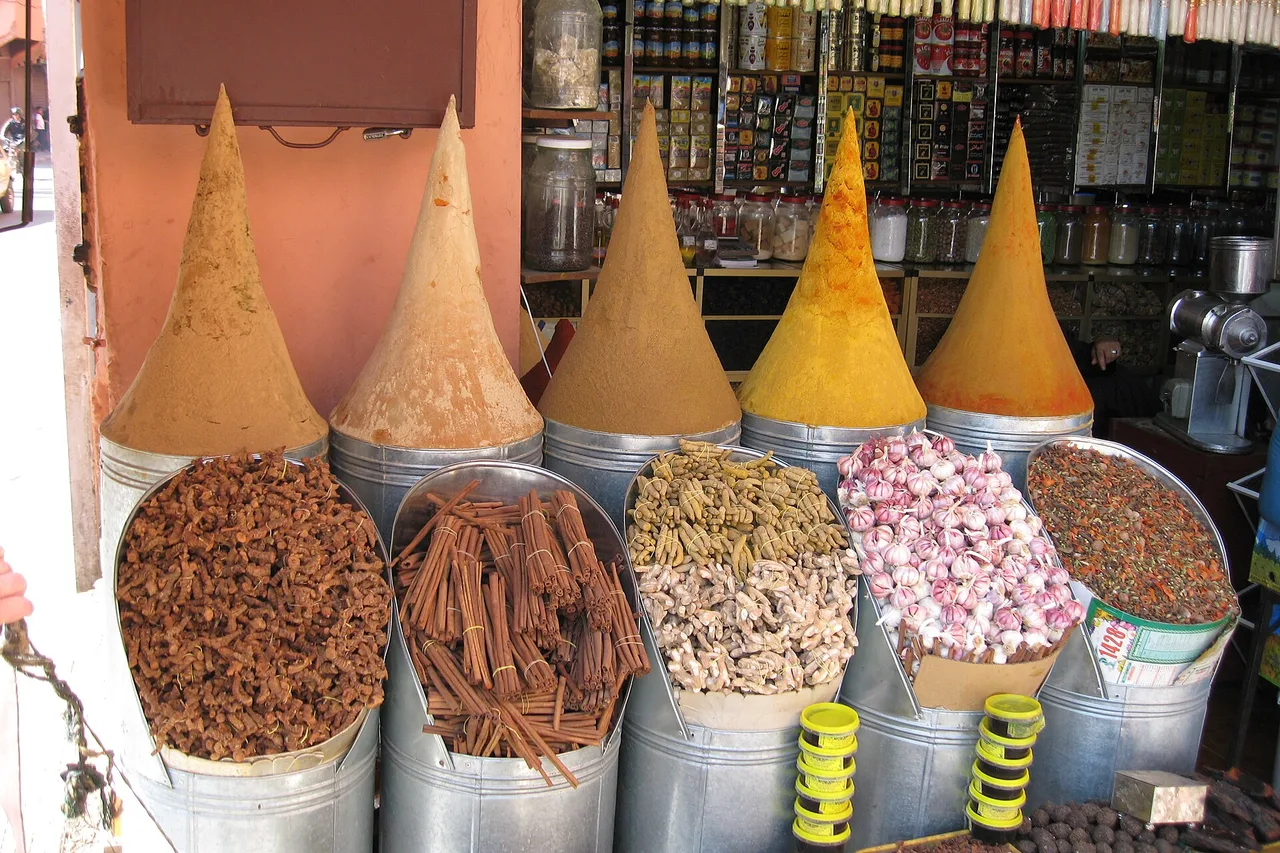 Un étal d’épices d’un souk de Marrakech, avec ses cônes de poudres colorées dans des seaux de métal