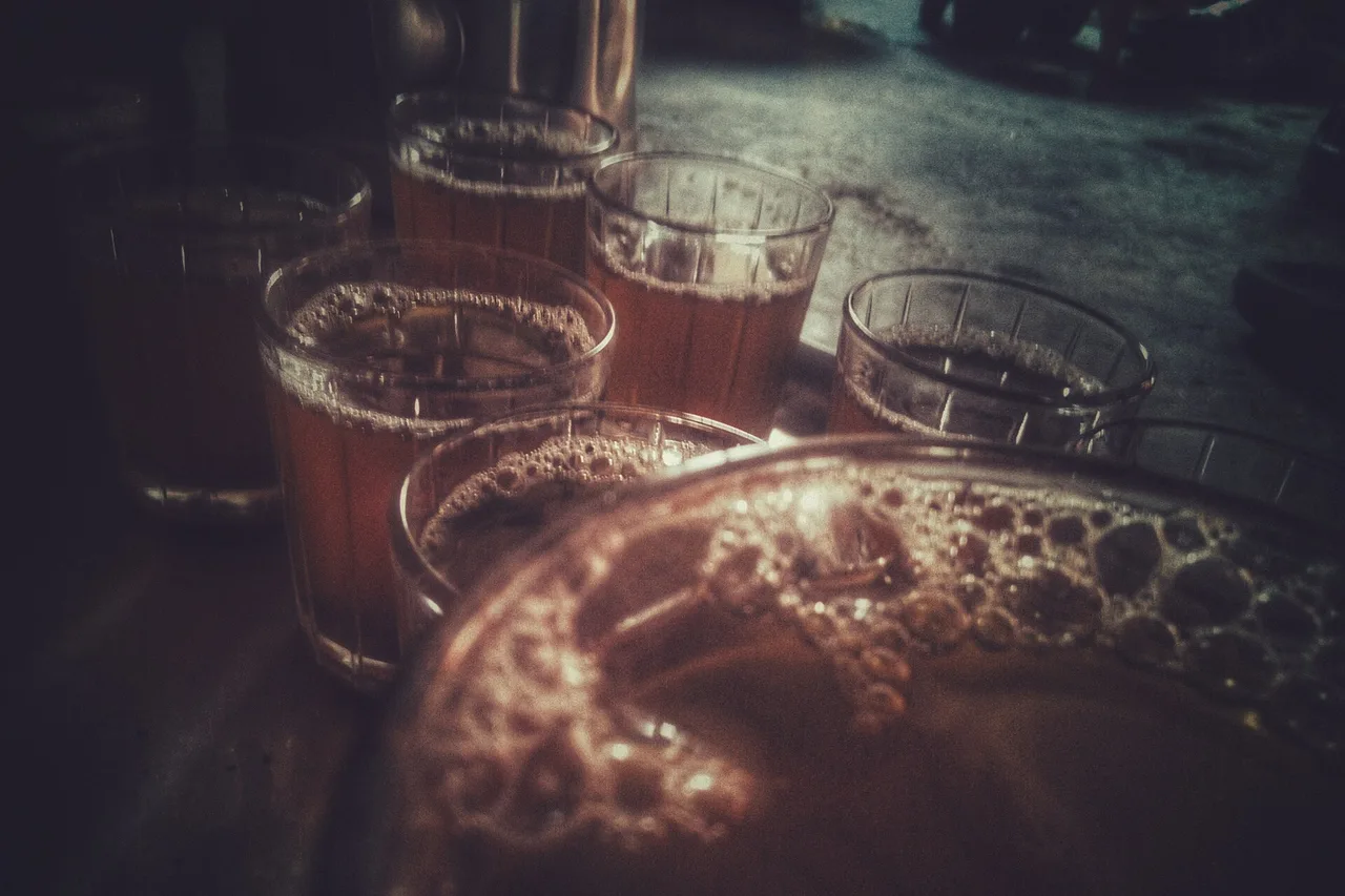 Des verres de thé à la menthe marocain servis sur un plateau
