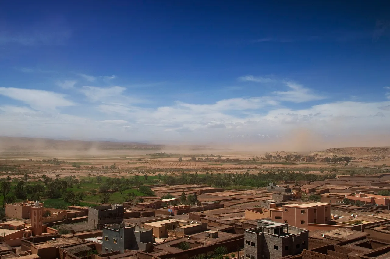 El valle del Draa entre Uarzazate y Zagora, sus palmerales y casas de tierra bajo una tormenta de arena