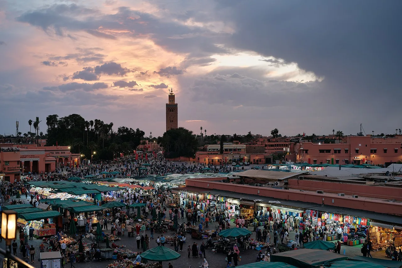 La plaza Jemaa el-Fna de Marrakech al atardecer, con sus puestos y el alminar de la Kutubía al fondo