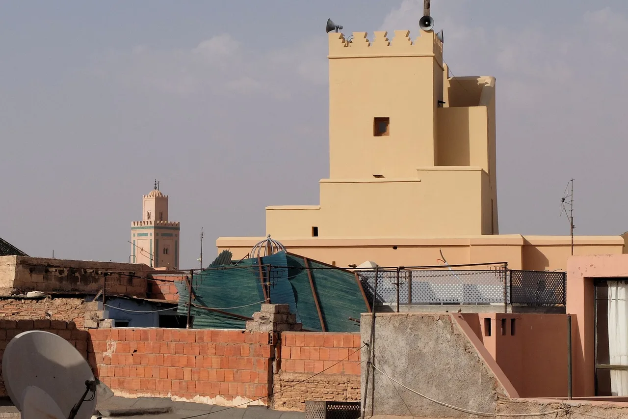 Los tejados de la medina de Marrakech vistos desde una terraza, con el alminar de la Mouassine y las antenas parabólicas