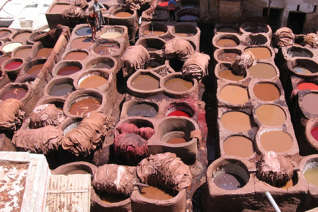 Le vasche colorate delle concerie di Fès viste da una terrazza, tinte rosse e beige