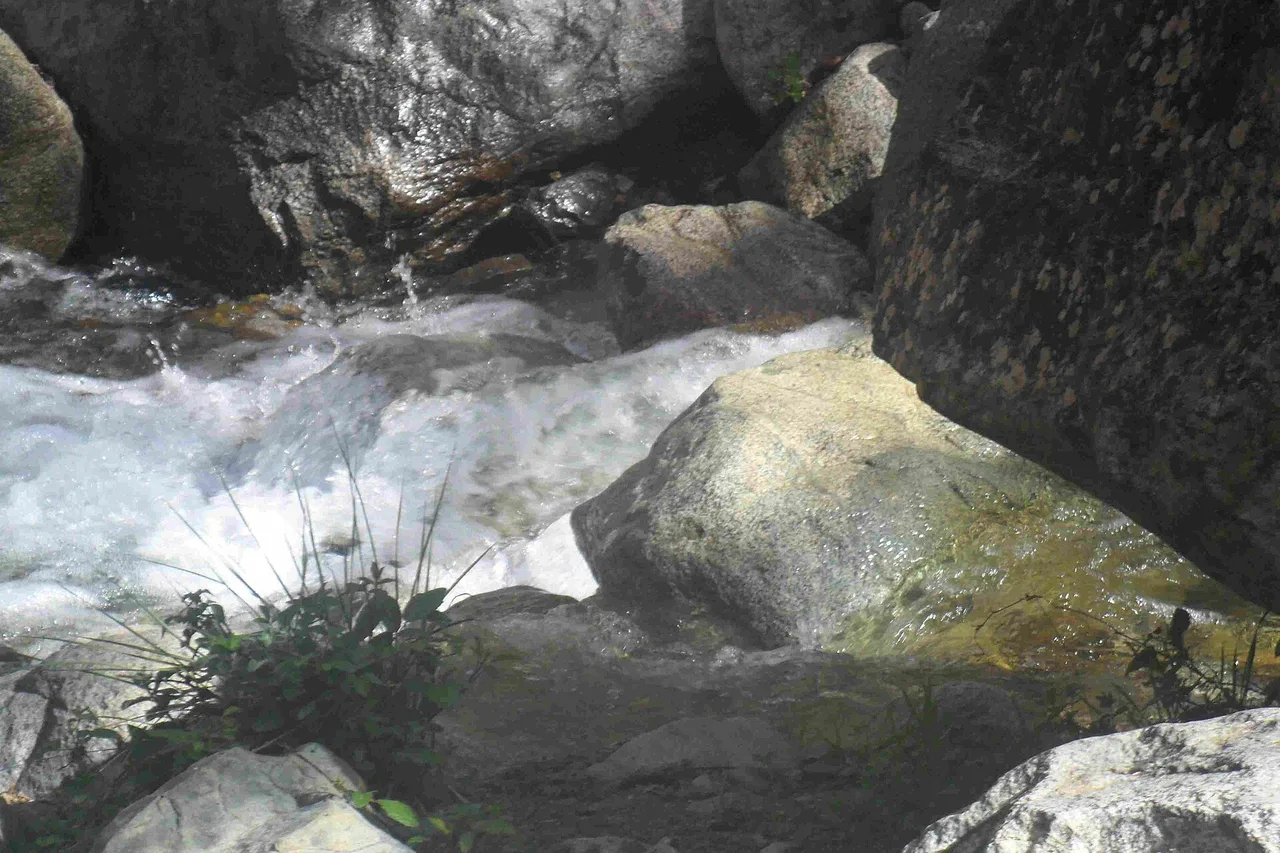 Un torrent de montagne limpide écume entre de gros rochers mouillés dans la vallée de l’Ourika, près de Setti Fatma, dans le Haut Atlas