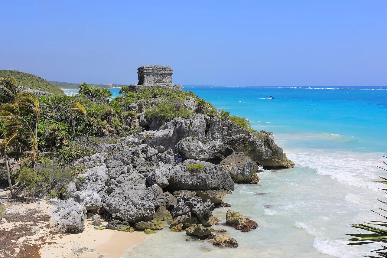 Der Tempel des Windgottes in Tulum auf einem Felsvorsprung über dem türkisfarbenen Karibischen Meer