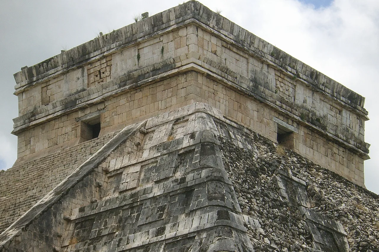 Obere Terrasse der Pyramide El Castillo in Chichén Itzá, Kalksteinquader unter bewölktem Himmel