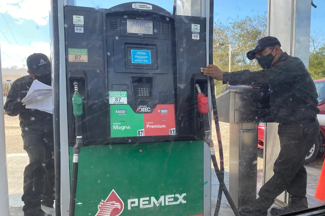Una pompa PEMEX con i carburanti Magna (87) e Premium (91), davanti due addetti in divisa scura