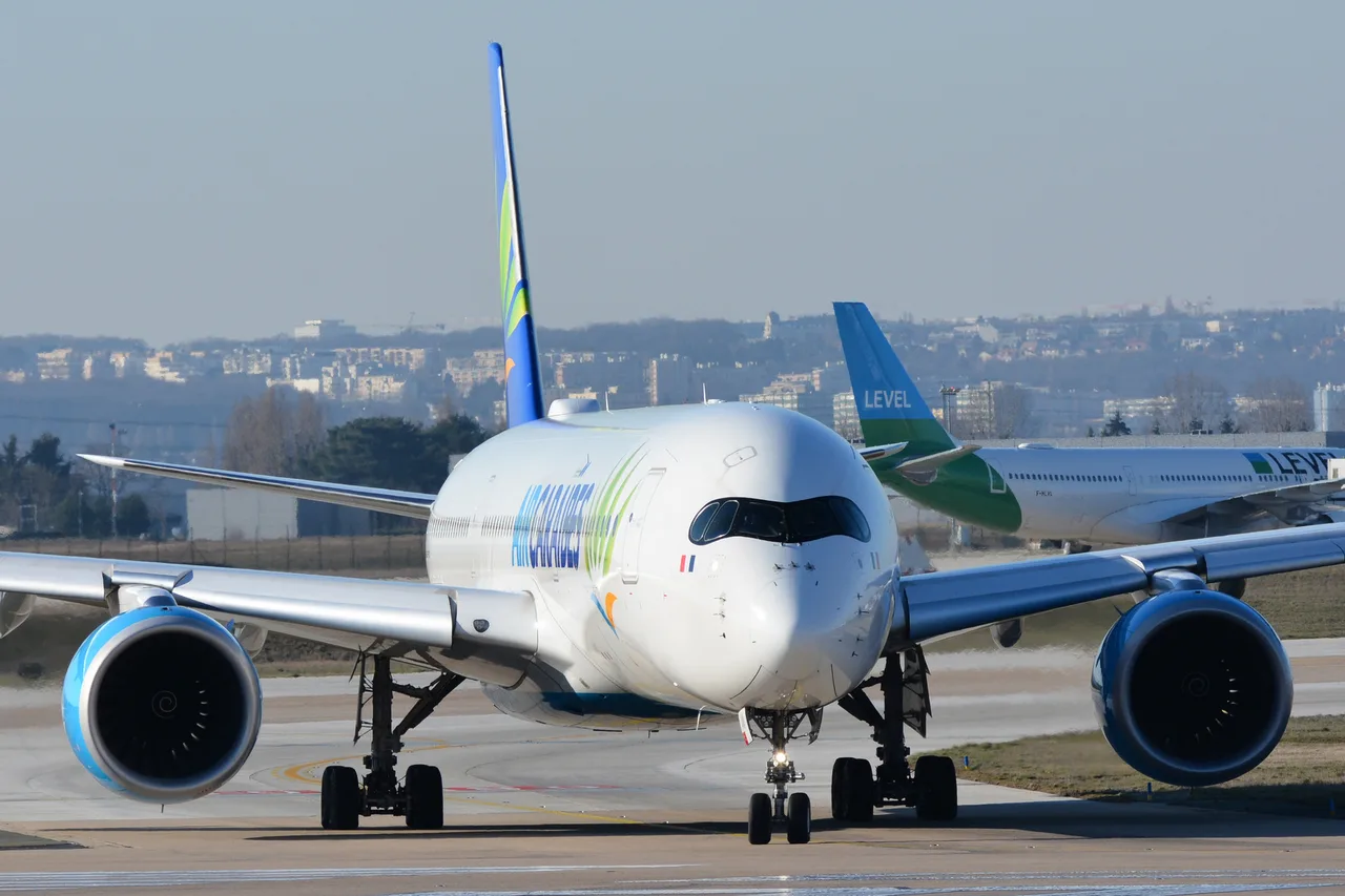 Airbus A350 von Air Caraïbes beim Rollen, im Hintergrund ein weiteres Flugzeug
