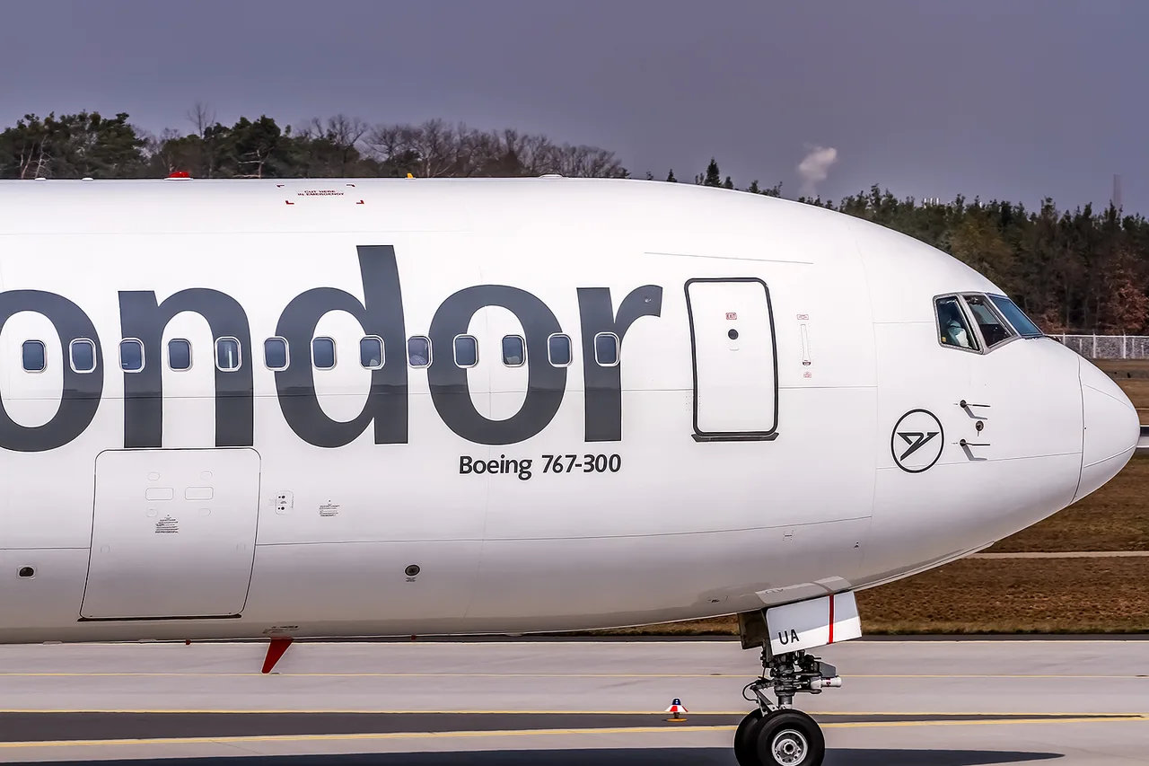 Bug einer Condor Boeing 767-300 auf dem Vorfeld des Flughafens Frankfurt