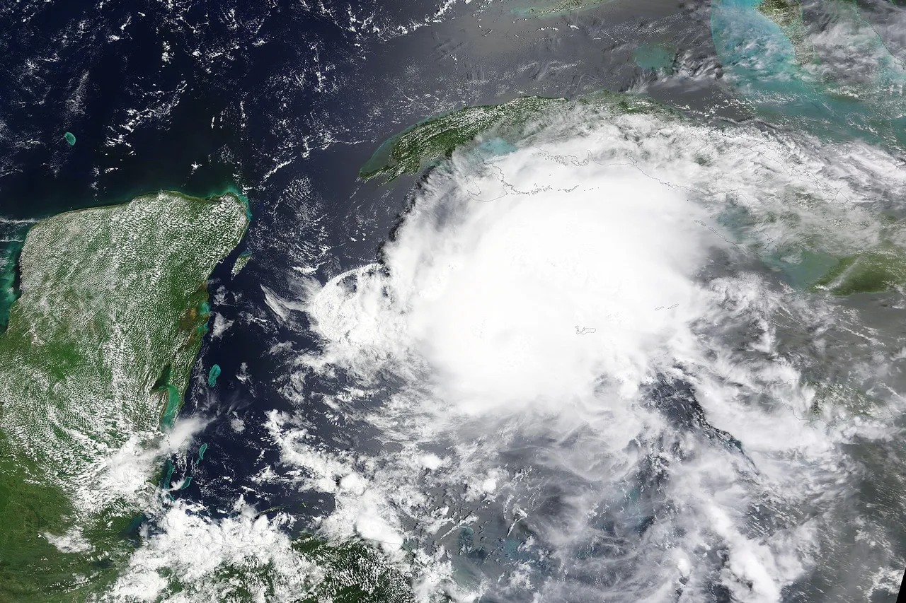 Satellitenbild eines großen Wirbelsturms über der Karibik neben der Halbinsel Yucatán, Juli 2024