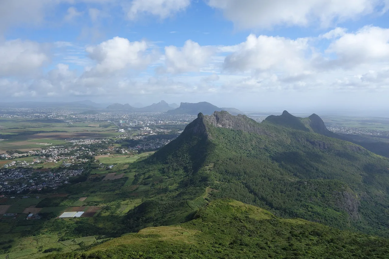 Wandern auf Mauritius: der grüne Grat der Moka-Kette mit Wanderweg, gesehen vom Le Pouce