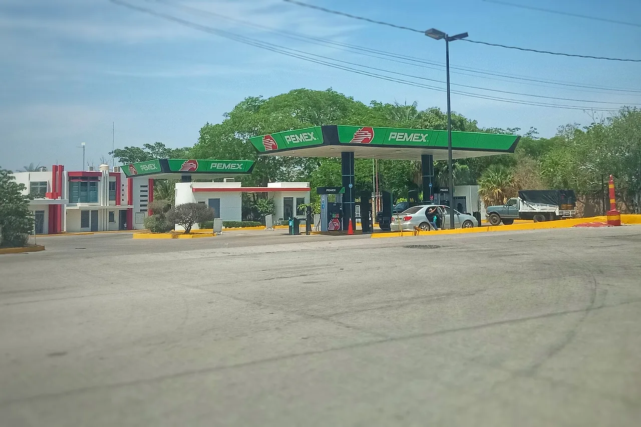 Eine Tankstelle in Mexiko, Zapfsäulen und Vordach unter klarem Himmel